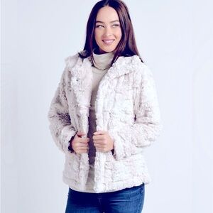 M  MSRP $155  Dylan Faux Fur White Jacket   NEW